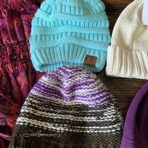 7 Piece Bundle Of Women’s Scarves and Hats.